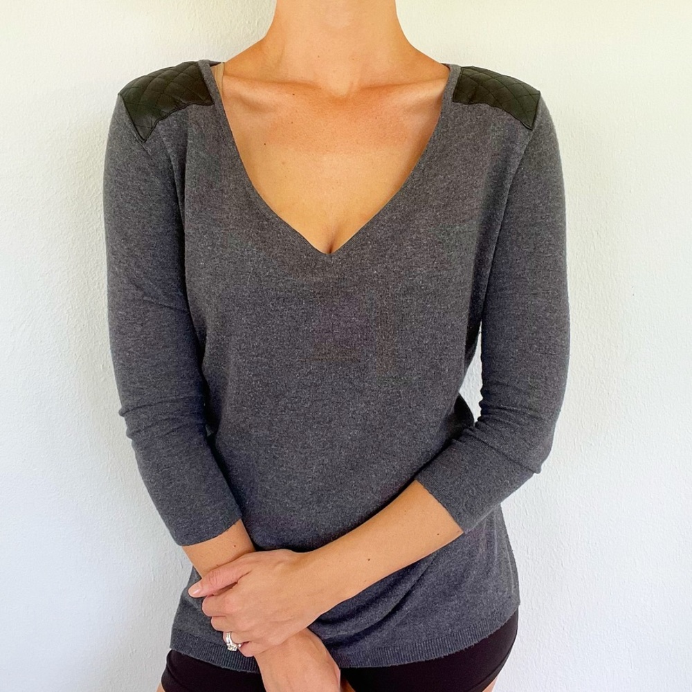 H&M gray v-neck quilted leather shoulder lightweight sweater top size small
